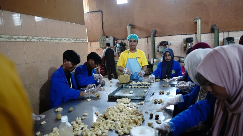 Pelatihan Wirausaha Mahasiswa FKIP UNIBA Dalam Kegiatan KKL di Bakpia Pathuk 75 Yogyakarta