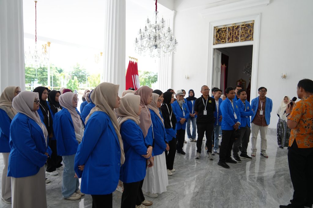 Kegiatan KKL Mahasiswa FKIP UNIBA di Istana Kepresidenan Yogyakarta