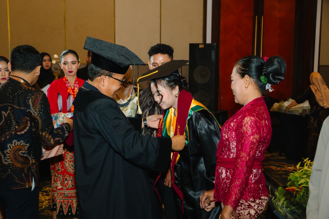 🎓 42 Mahasiswa Prodi Pendidikan Bahasa Inggris Resmi Diwisuda, Aulia Ratna Meilinda Raih IPK Tertinggi